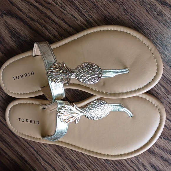 Torrid Womens Size 9 Gold Brown Pineapple Flip Flops Flat Thong Sandals - Picture 1 of 6